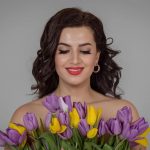 Elev adolescent pasionat de muzică, oferind feedback despre experiența de învățare la studioul nostru de arte.