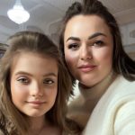 Atmosfera caldă din timpul unei lecții individuale la Artist Studio, unde atenția la detalii face diferența.