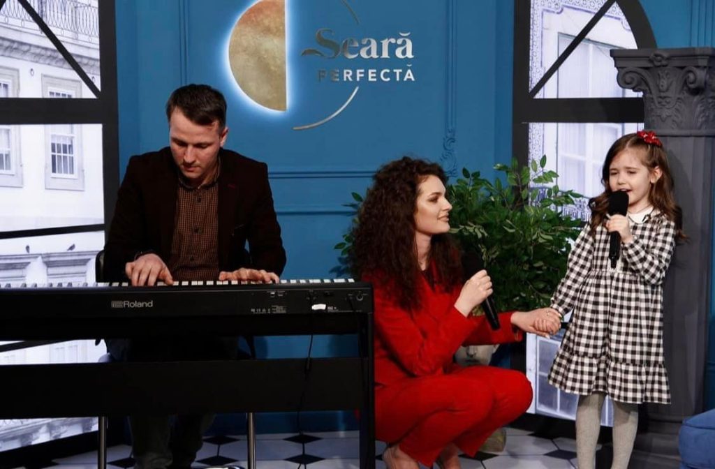 Valeria Pasa alături de eleve ale Artist Studio Chișinău într-un cadru de poveste, promovând cursurile de canto și prezența scenică.