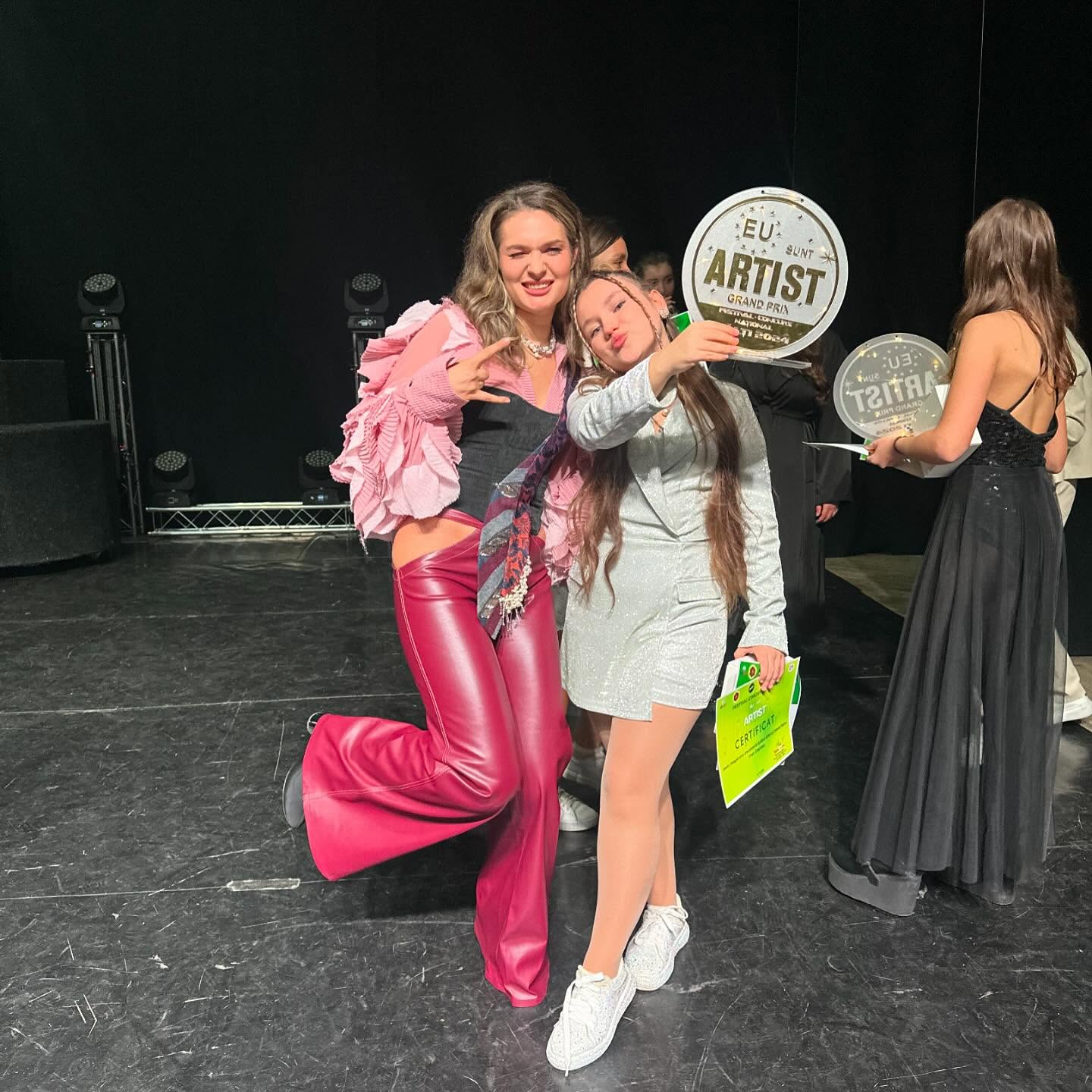 Valeria Pașa alături de o elevă premiată a studioului Artist, Chișinău